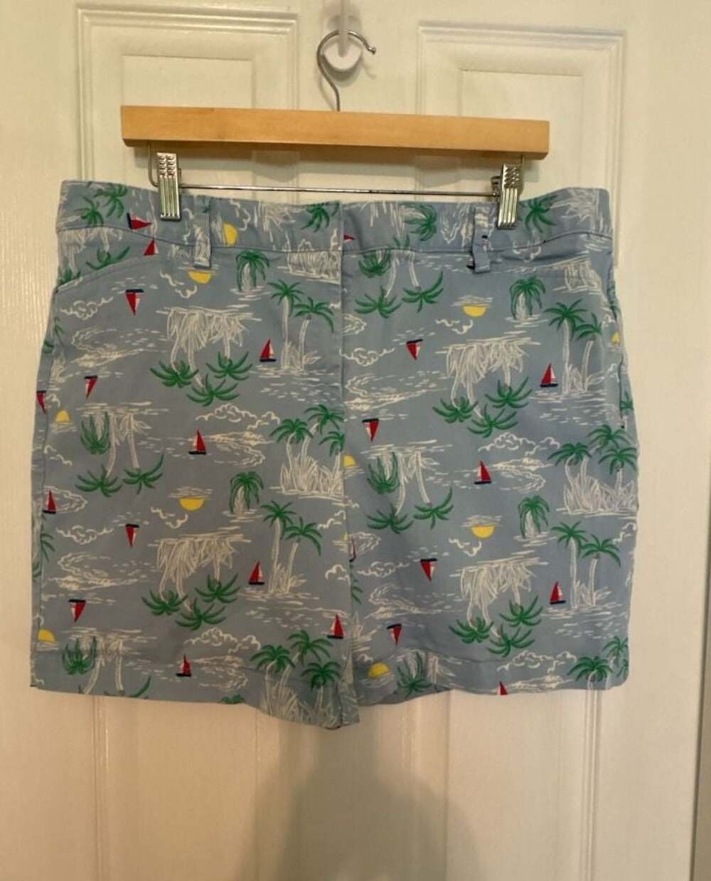 Lands' End Women's Size 16 Mid Rise Chino Shorts Sailboat and Palm Tree Print